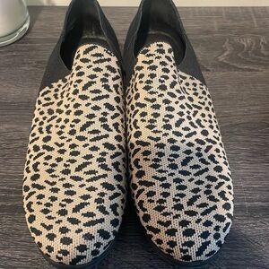 Skechers Knit Shooties with stretch fit